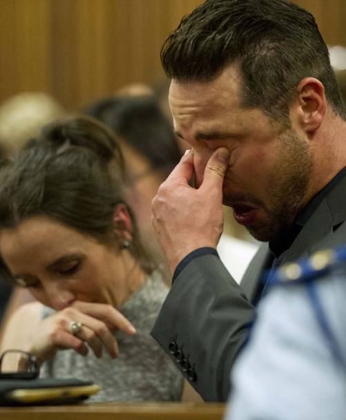 Il fratello Carl Pistorius in lacrime accanto alla sorella Aimee (LaPresse)